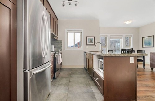 Harrison Hot Springs Apartment | Embrace Serenity Luxe 2BR, Sky-high Deck