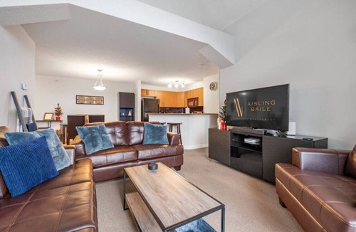 Invermere Apartment | En Pointe | Top Floor | Pool | Hot Tub | Gym