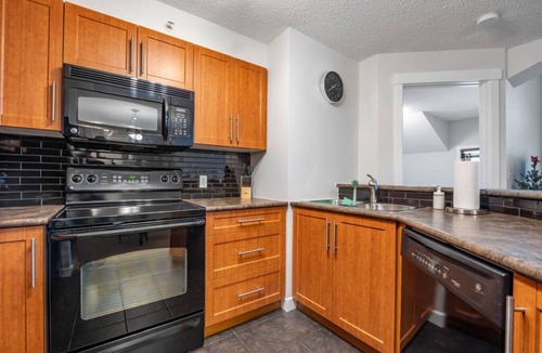 Invermere Apartment | En Pointe | Top Floor | Pool | Hot Tub | Gym