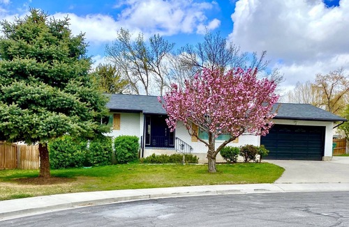 Lakeview House | Enjoy Artisan Bread ❤️ Quiet Rambler + Historic Park, Firepit, Pets, 2 Car Garage