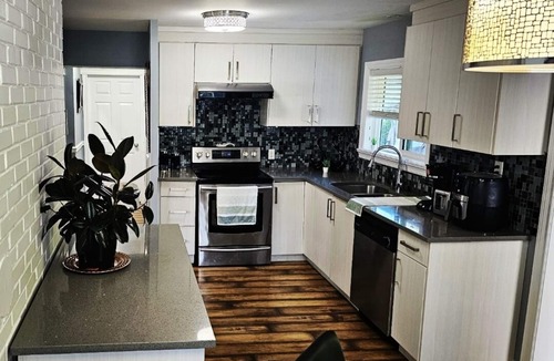 Surrey Newton House | Entertainers dream house on acreage in city! Sleeps 15!
