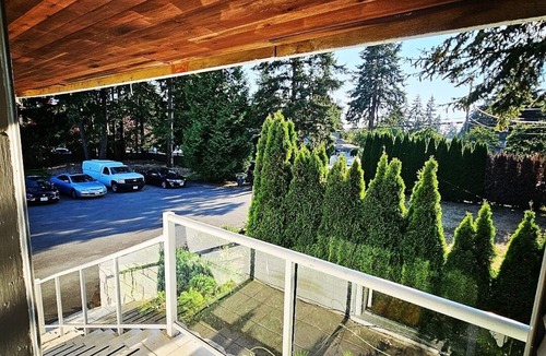 Surrey Newton House | Entertainers dream house on acreage in city! Sleeps 15!