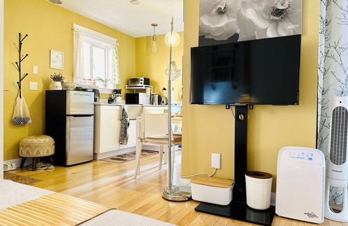 Grandview-Woodland Apartment | Entire Guest Studio Suite w/King-Bed | Bathtub | Parking