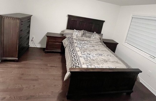 Milton House | Entire luxurious Retreat 4 Bedroom 2.5 washroom inMilton forlarge families of 10