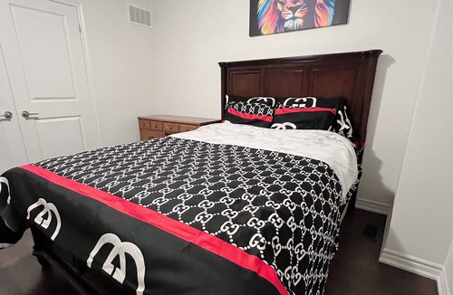 Milton House | Entire luxurious Retreat 4 Bedroom 2.5 washroom inMilton forlarge families of 10