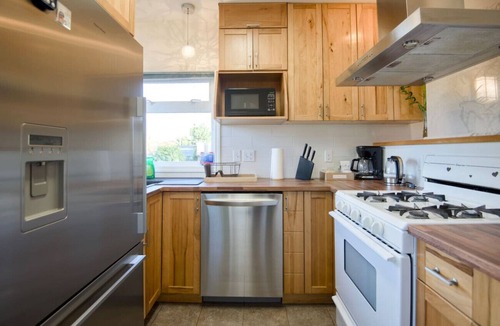 East Side House | Entire Main House Near Skytrain