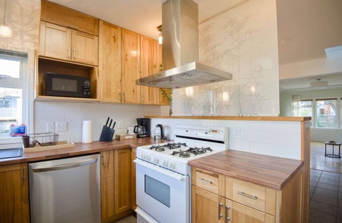 East Side House | Entire Main House Near Skytrain