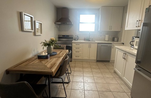 Niagara Falls House | Esther’s Vacation Home . Walking distance to Clifton fun street