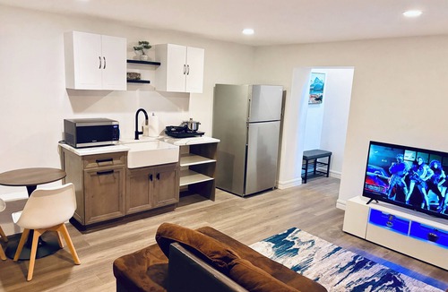 Moncton House | Everything you need! spacious 1 BR |Full Kitchen |Bathtub,W/D wifi |Near Airport