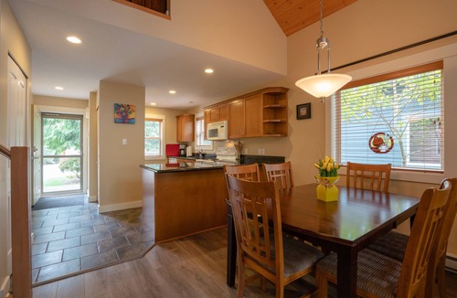 Regional District of Nanaimo Resort | Exceptional Oceanside Cottage in Parksville BC located in Popular Resort Area!