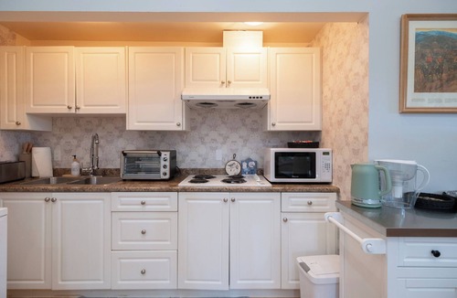 Kerrisdale House | Exclusive 6-Bed Manor with Amazing Garden View