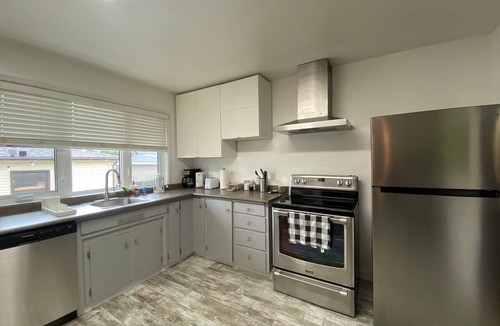 Jasper Place House | Executive Holiday Home near West Edmonton Mall