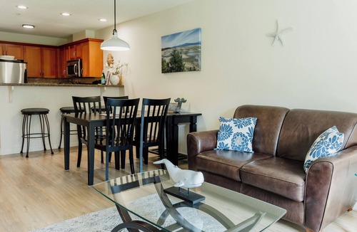 Regional District of Nanaimo Condo | Executive Resort Condo SLEEPS 4/2 BATH. Full Kitchen. Seasonal Pool and Hot Tub.
