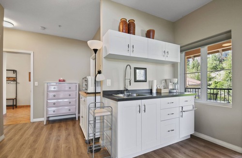 Quail Ridge Apartment | Executive Studio With Vaulted Ceilings and Kitchenette- 314B