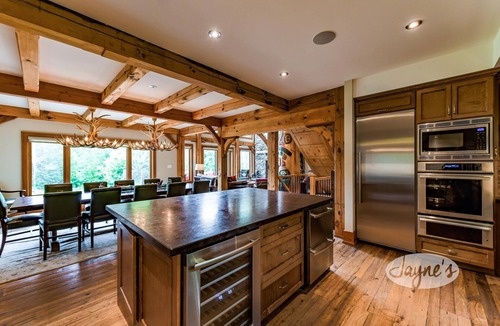Glen Huron Ski Chalet | Expansive 6bed 5bath Chalet in The Blue Mountains! Hot Tub!