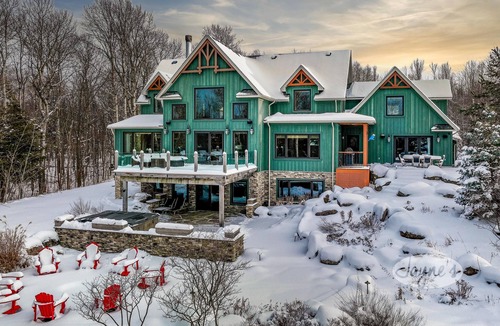 Glen Huron Ski Chalet | Expansive 6bed 5bath Chalet in The Blue Mountains! Hot Tub!