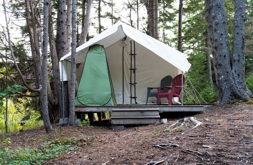 Saint Patrick RV Rental | Explorer Glamping Tent! Forest Retreat & Hot Tubs!