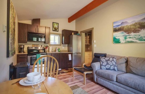 Port Renfrew Cabin | Explorer's Retreat Sauna & Bunkhouse & Fire pit