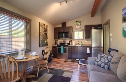 Port Renfrew Cabin | Explorer's Retreat Sauna & Bunkhouse & Fire pit