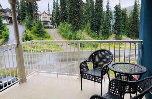 Silver Star Mountain Ski Chalet | Fabulous Home on Lower Knoll - Each Bedroom w/Ensuite, Private Hot Tub & BBQ