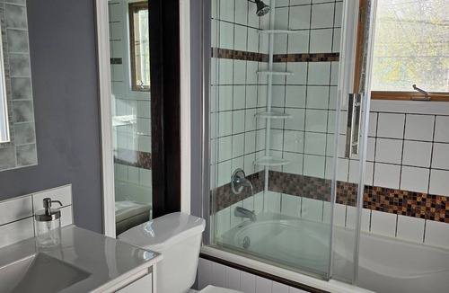 Fall River House | Fall River Haven Pet Friendly. Full kitchen, and bathroom with socker tub.