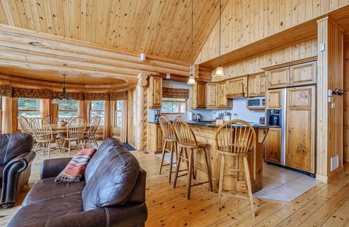 Fiddler Lake Resort Ski Chalet | Family Chalet with Sauna, Hot tub & Outdoor Pool