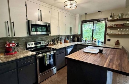 Chertsey Apartment | Family cottage with HOT TUB at the foot of a pond