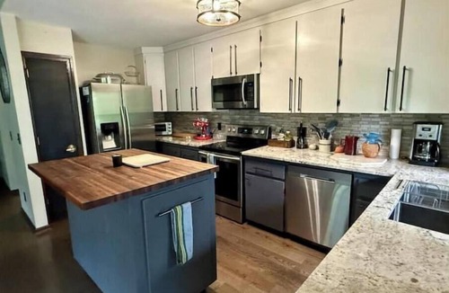 Chertsey Apartment | Family cottage with HOT TUB at the foot of a pond
