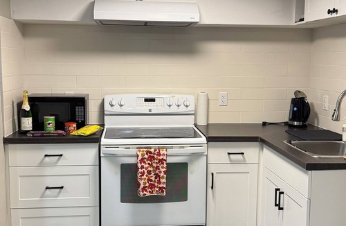 Niagara Falls House | Family-Friendly 2BR – Close to all Niagara Falls Attractions
