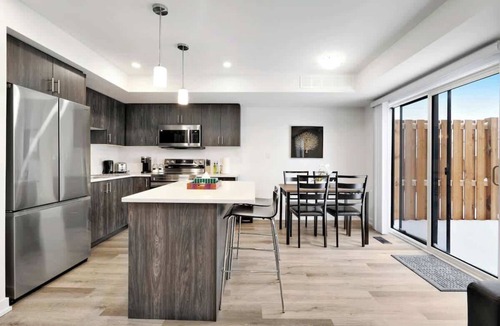 Welland House | Family Friendly Waterfront 3BR House Sleeps 8