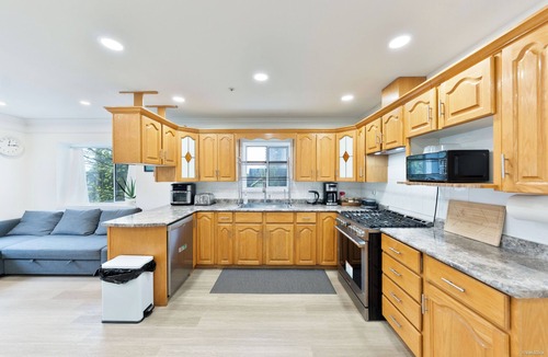 Sunset House | Family Retreat sleeps 12/Near YVR Airport/Downtown/Bright & Spacious 2000 SF