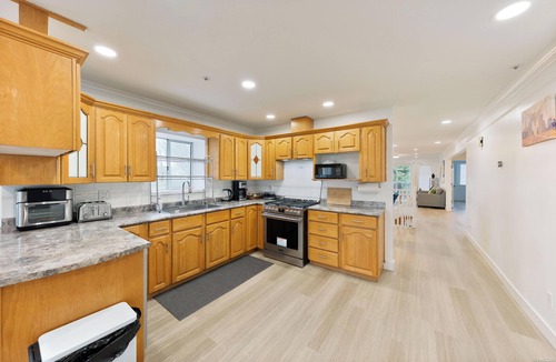 Sunset House | Family Retreat sleeps 12/Near YVR Airport/Downtown/Bright & Spacious 2000 SF