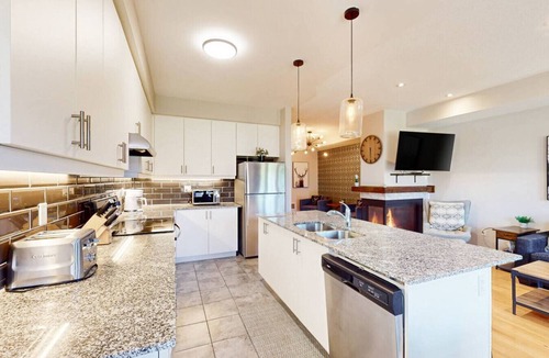 The Blue Mountains Villa | Family Townhome w/Summer Pool