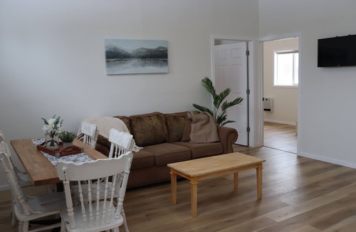 Division No. 7 Cottage | Farm stay in Stettler county