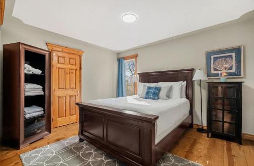 Sylvan Lake House | Fern and Pine 4BR Retreat by Lake w Deck