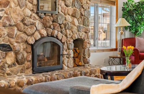 Sylvan Lake House | Fern and Pine 4BR Retreat by Lake w Deck