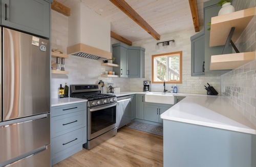 Tofino House | Fetch Tofino- hot tub, close to town and beach!