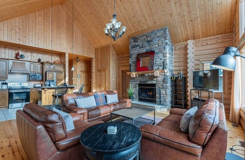 Fiddler Lake Resort House | Fiddler Lake Resort: Chalet + Private Spa