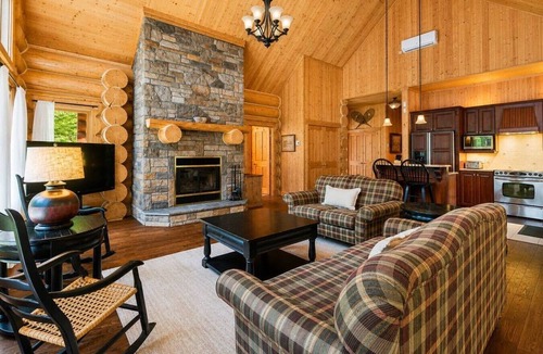 Fiddler Lake Resort Cabin | Fiddler Lake Resort: Cozy Chalet + Hot Tub