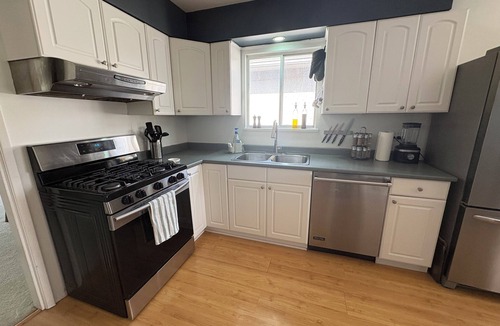 Sunset House | FIFA Basecamp | Bright 3 BDR Vancouver House | Direct Stadium/Airport Transit