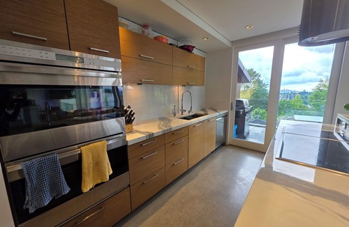 Burnaby House | ⚽ Major international sporting event Luxury Stay | Pool + Hot Tub + Views
