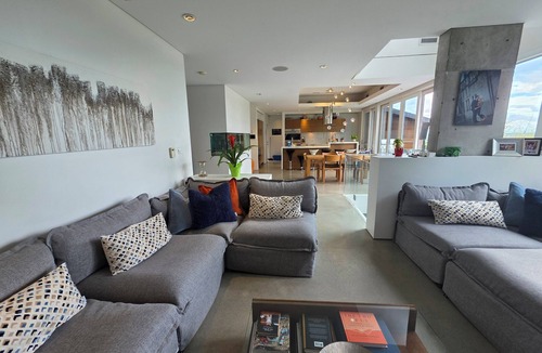 Burnaby House | ⚽ Major international sporting event Luxury Stay | Pool + Hot Tub + Views