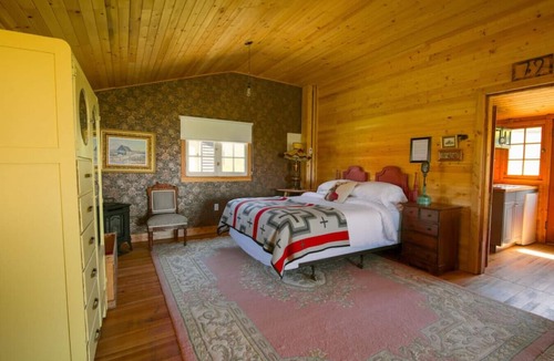 Division No. 3 Cabin | Flint Rock Ranch - The Grey House