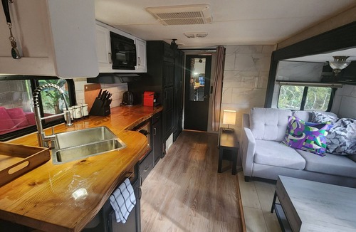 North Cowichan Bed & Breakfast | Forest Cabin - Hot Tub - Fast WiFi - Fire Pit On Site