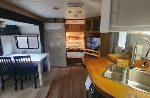 North Cowichan Bed & Breakfast | Forest Cabin - Hot Tub - Fast WiFi - Fire Pit On Site