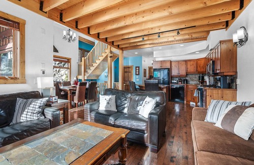The Forest Villa | Forest Lane Hideaway-Sleeps 18 w/Private Hot Tub