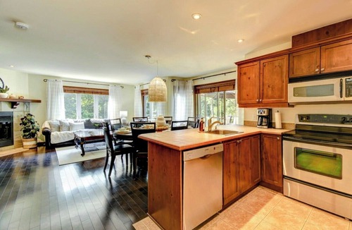 Mont-Tremblant House | Forest Oasis w/Priv Hot Tub, shared Pools + VIP Parking Pass- 4 bdrm/sleeps 10