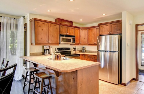 Mont-Tremblant House | Forest Oasis w/Priv Hot Tub, shared Pools + VIP Parking Pass- 4 bdrm/sleeps 10