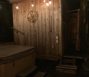 Ucluelet House | Forest Sweet Retreat Hot Tub & Wood Fired Sauna