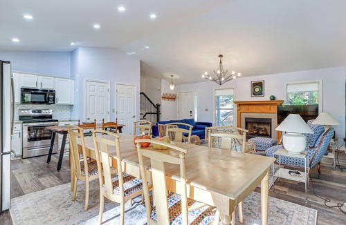 Lynn House | Forest-View Gem on Vaughn Creek < 1 Mi to Dtwn!